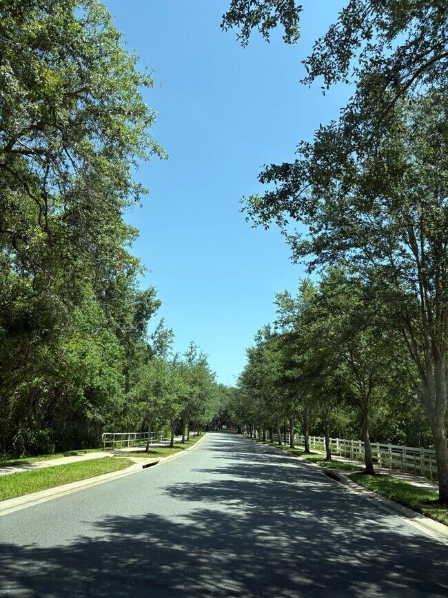 Building Photo - Stunning 6-Bedroom Pool Home in Desirable ...