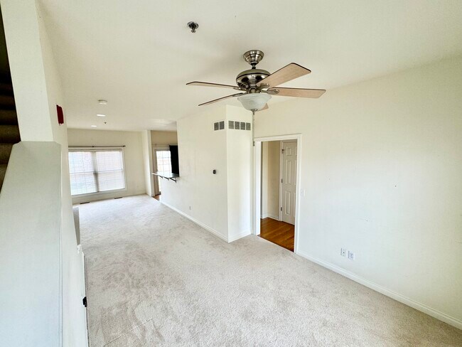 Building Photo - 1557 Commodore Cir
