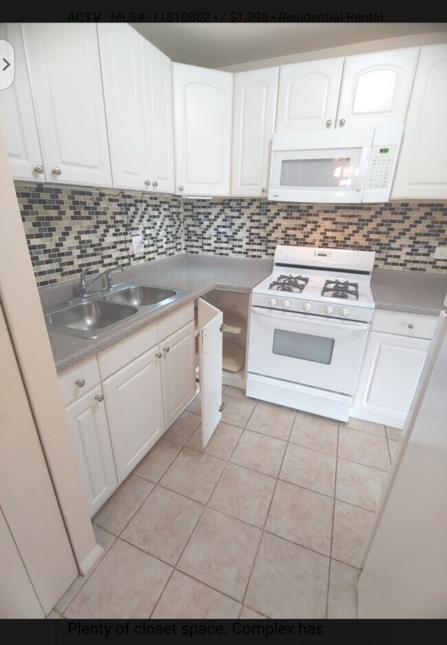 Foto del edificio - 9s020 Frontage Rd