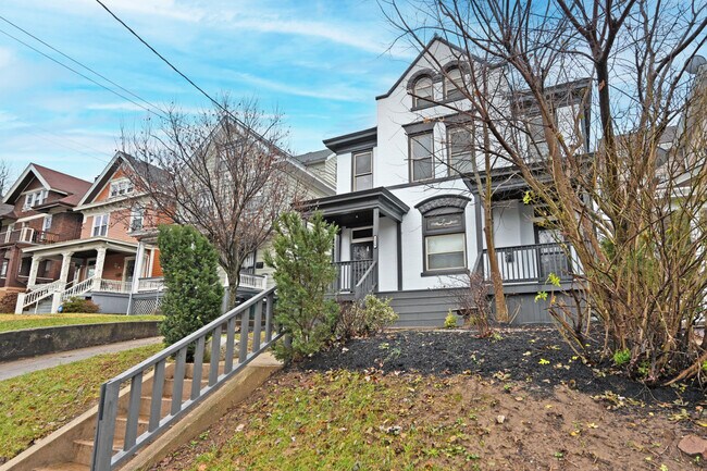 Foto del edificio - 1359-3 Burdette Ave