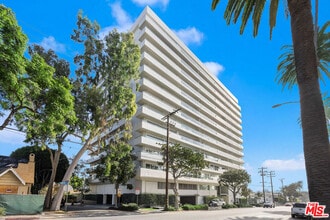 Building Photo - 838 N Doheny Dr