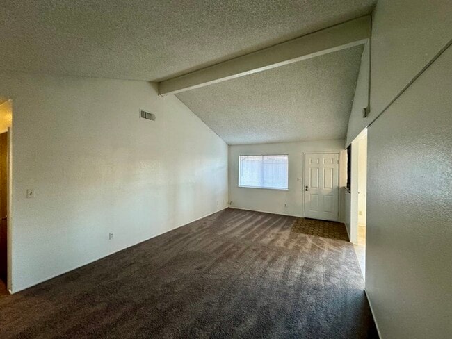 Building Photo - Charming & Cozy Duplex ? 2 Bedroom, 1 Bathroom for Rent!