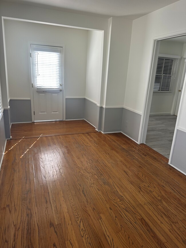 Building Photo - 229 N Griffith Park Dr