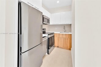 Building Photo - 530 SW 11th Ave