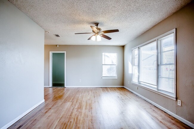 Building Photo - Spacious 3 Bedroom 1 Bath in Great Location!