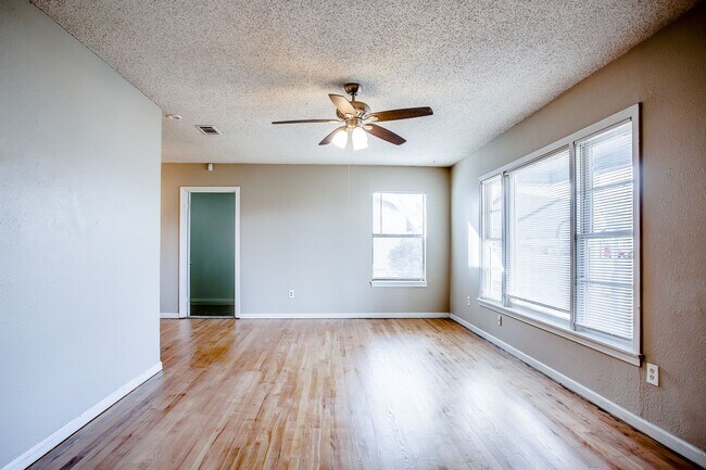 Foto del edificio - Spacious 3 Bedroom 1 Bath in Great Location!