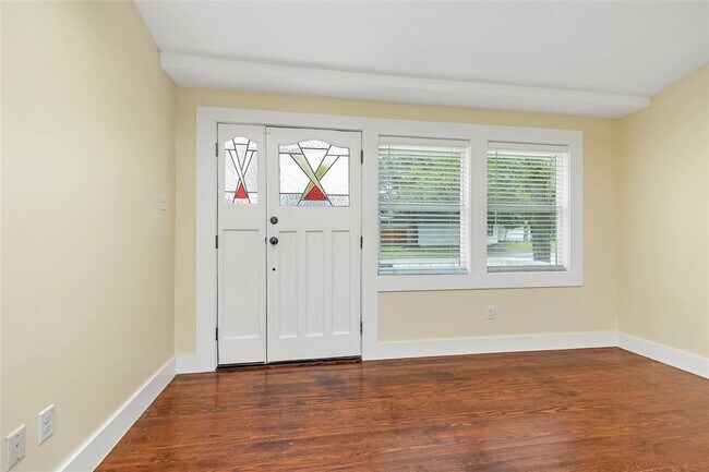 Building Photo - 411 Main St