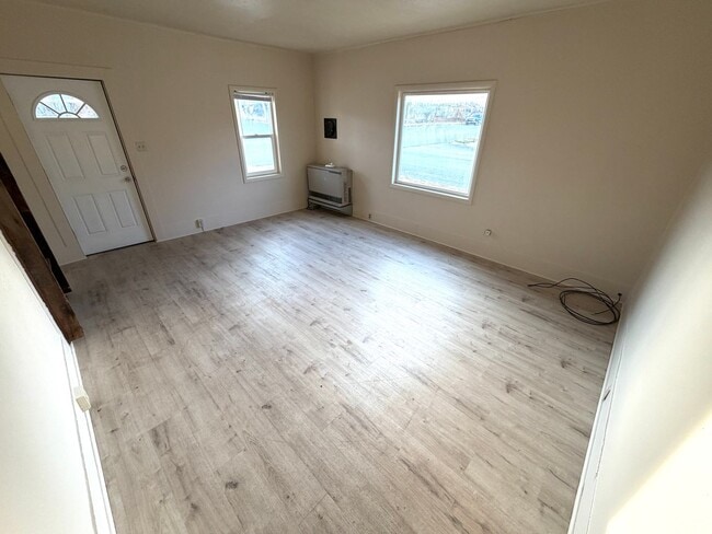 Foto del edificio - Pet Friendly 3 Bed 1 Bath Single Family Ho...