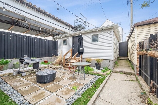 Patio y garaje (disponibles para alquilar) - 1708 W Cullerton St