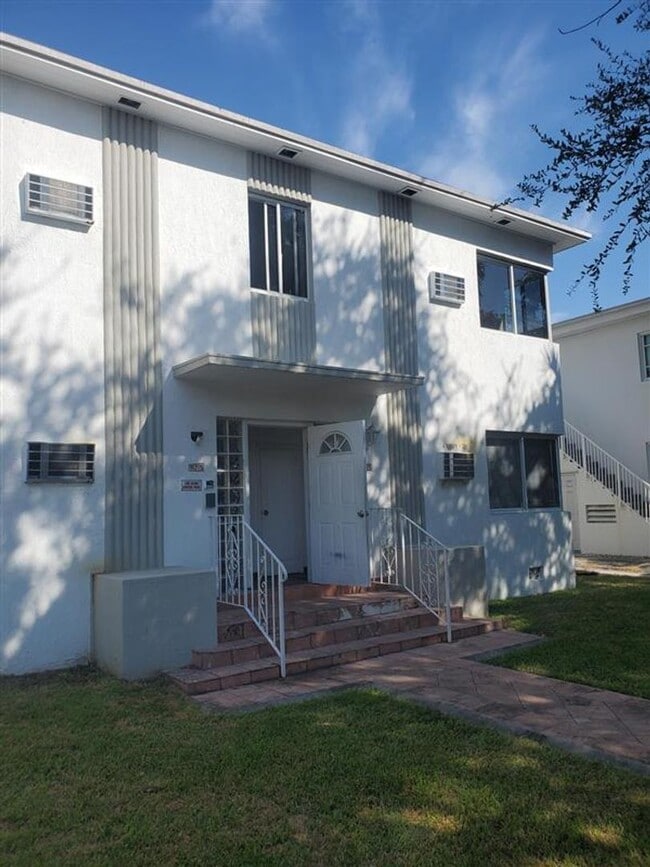 Building Photo - 965-975-975 Biarritz Dr
