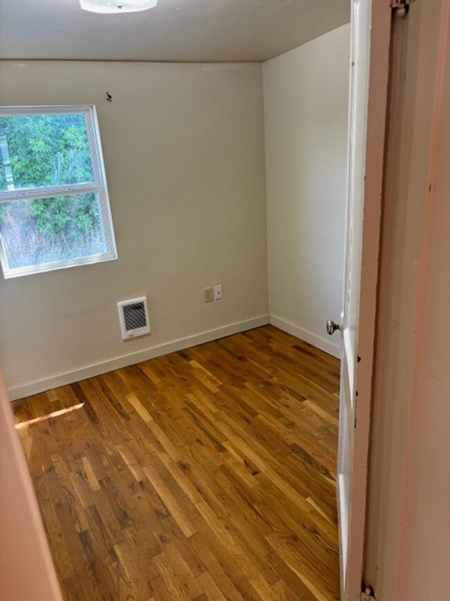 Building Photo - Backhouse with Private Yard