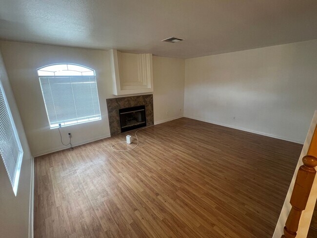 Foto del edificio - 3 bedrom 2.5 bath Gated Community Townhome with community  Pool, Spa & Private Garage