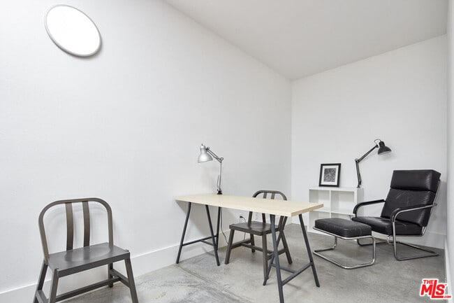 Building Photo - 558 Rose Ave