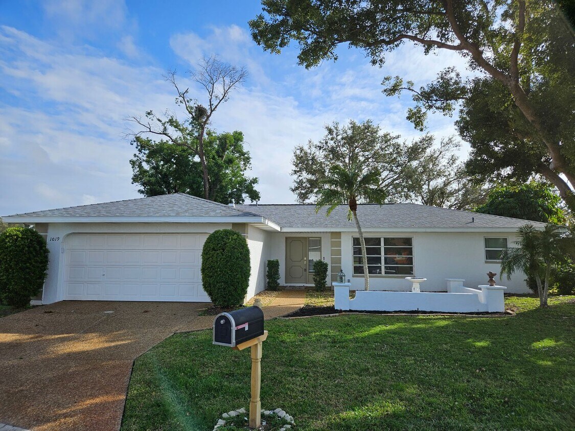 Annual Unfurnished 3 Bedroom 2 Bathroom Si... House Rental in Venice, FL