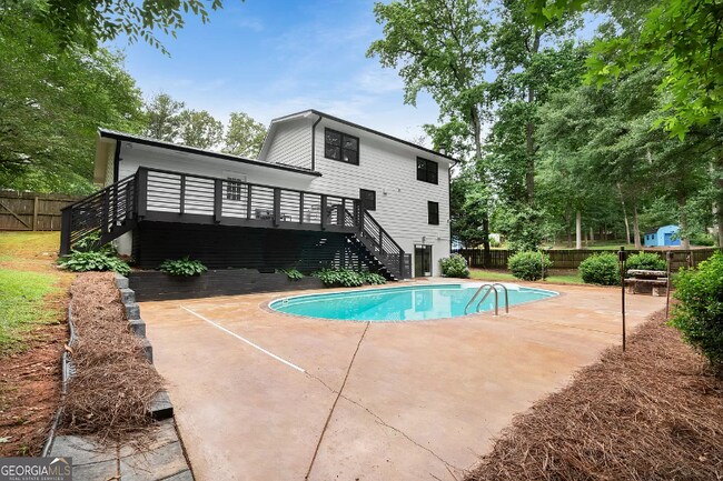 Building Photo - 318 Foxfire Dr SW