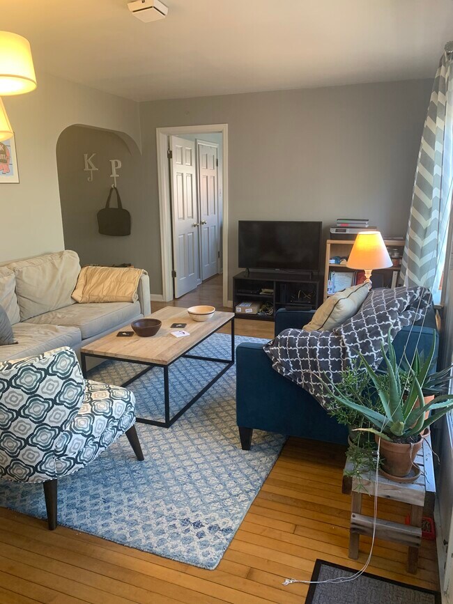 Livingroom - 2052 N Summit Ave