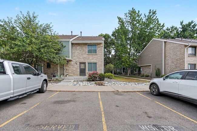 Foto del edificio - Spacious 2 Bed 2.5 Bath with a finished basement in the heart of Bear Creek