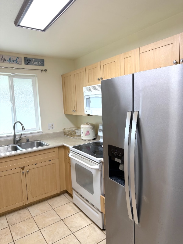 Foto del edificio - 647 Meakanu Ln