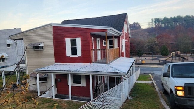 Building Photo - 3 bedroom 1 bathroom