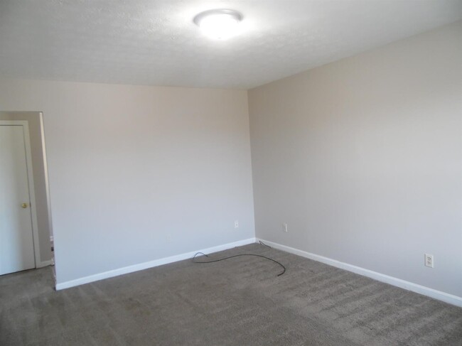 Building Photo - 204 Poplar Cir