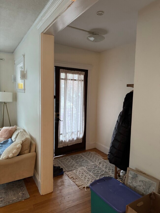 Puerta principal - 255 Faneuil St