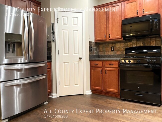Foto del edificio - Great Townhome in Sought After Neighborhood