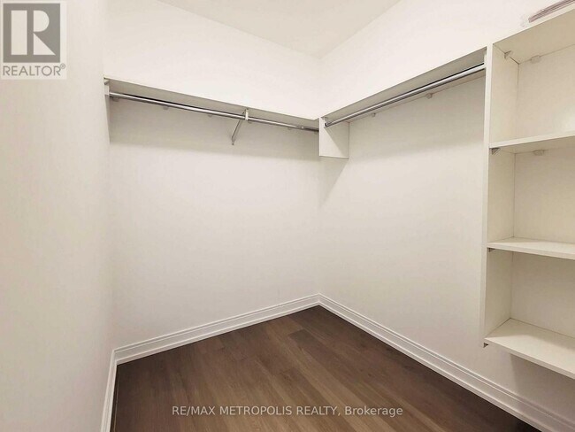 Photo du bâtiment - 255 Village Green Square