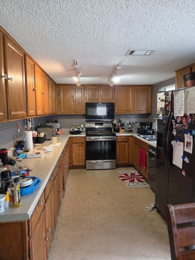 Building Photo - 8716 Clearbrook Trail
