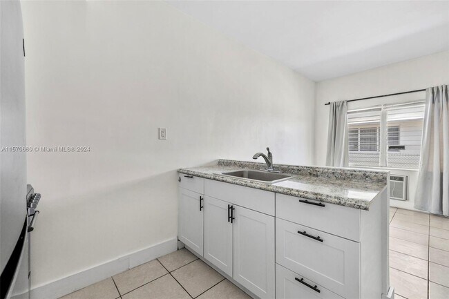 Foto del edificio - 8135 Crespi Blvd