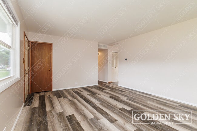 Foto del edificio - 3129 S Opechee Dr