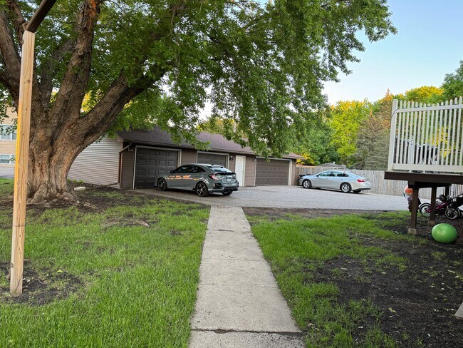 Foto del edificio - 422 Commodore Dr