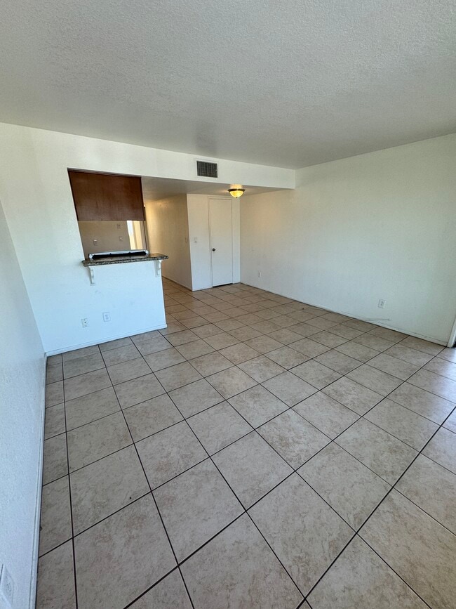 Building Photo - 8036 Juniper Ave