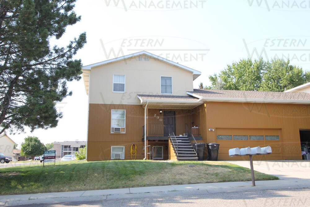 Front - 234 Aristocrat Dr