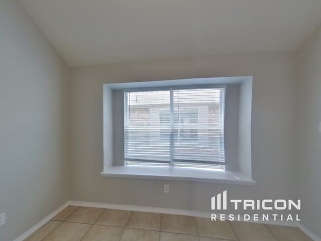 Building Photo - 2125 Bluebell Dr