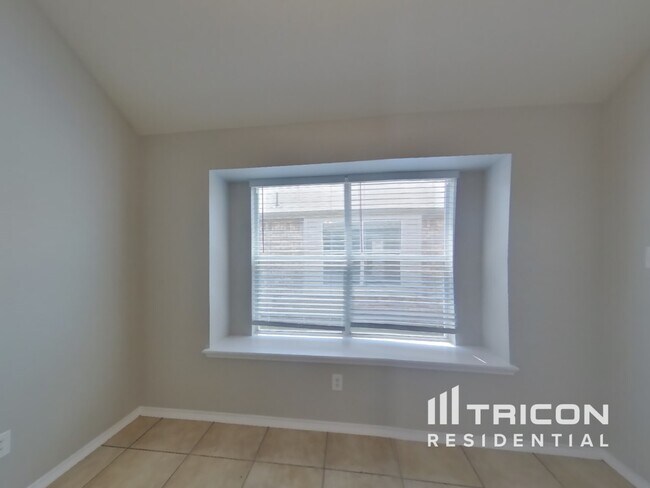 Foto del edificio - 2125 Bluebell Dr