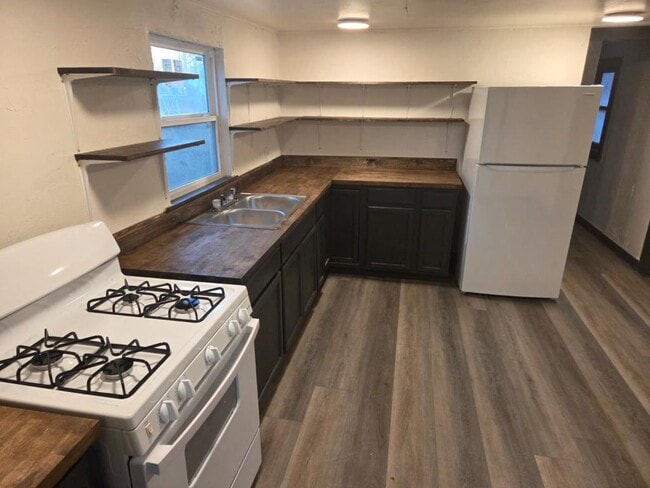 Building Photo - 510 Noble St