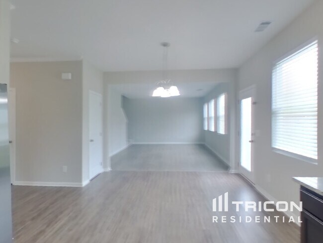Building Photo - 14 Riverbank Ct