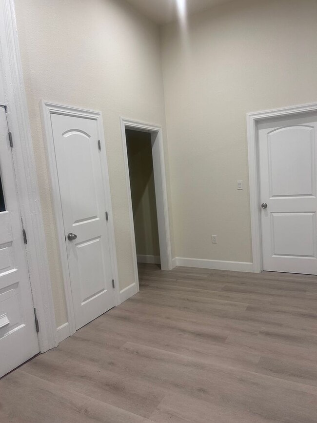 Building Photo - 3-bedroom 2-bathroom duplex