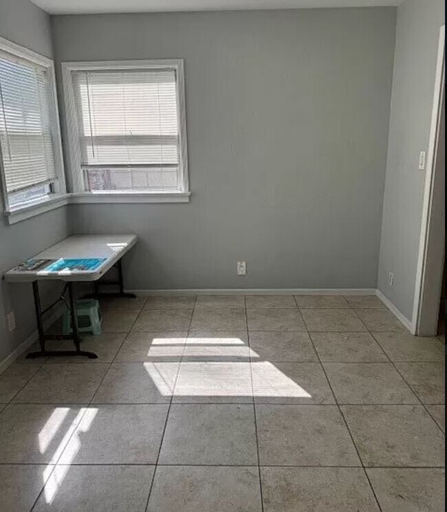 Building Photo - 945 N Dickel St