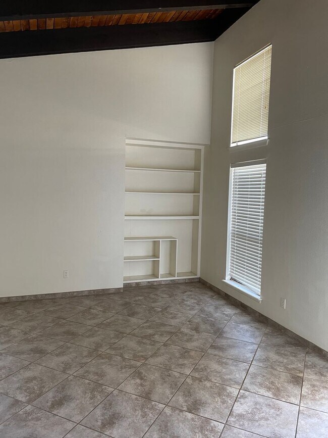 Foto del edificio - 2407 N Grand Ave