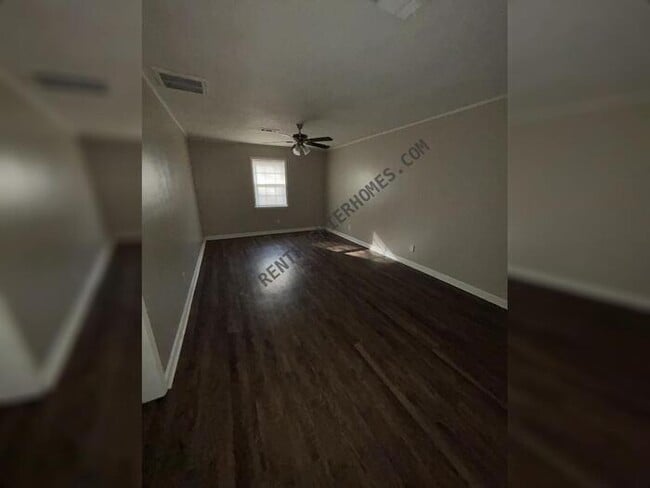 Building Photo - 28 Countrywood St