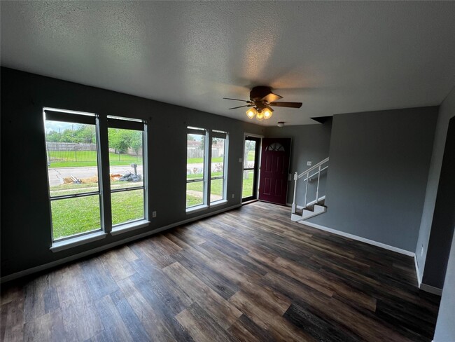 Building Photo - 8332 Oakhaven Rd