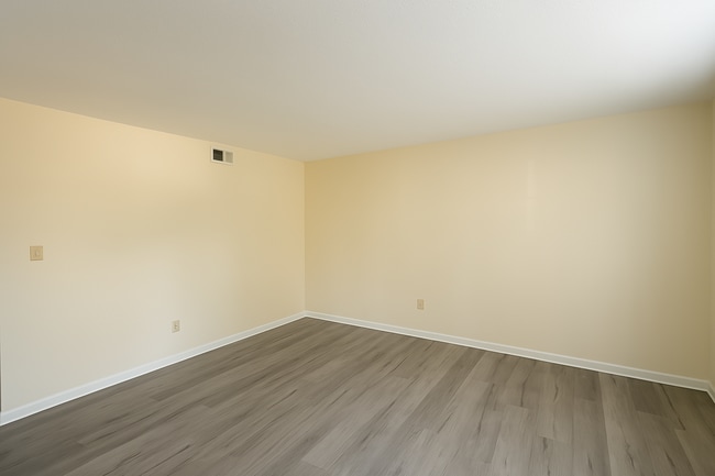 Building Photo - Two bedroom, 1.5 bath townhome in Graham--...
