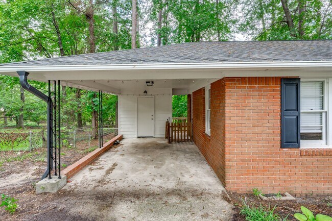 Building Photo - Renovated 3-Bed, 2-Bath Brick Home – Spaci...