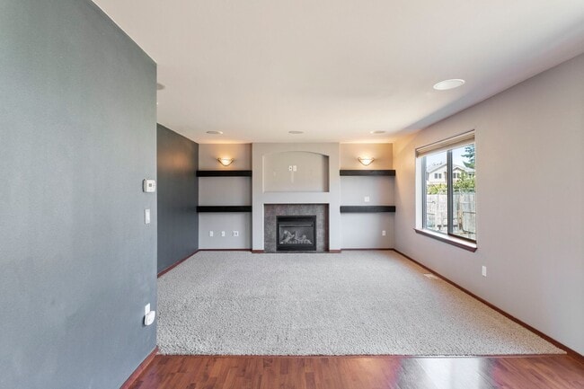 Building Photo - 4 Bed 2.5 Bath - Small Dog - Fully Fenced Yard - NAS Whidbey