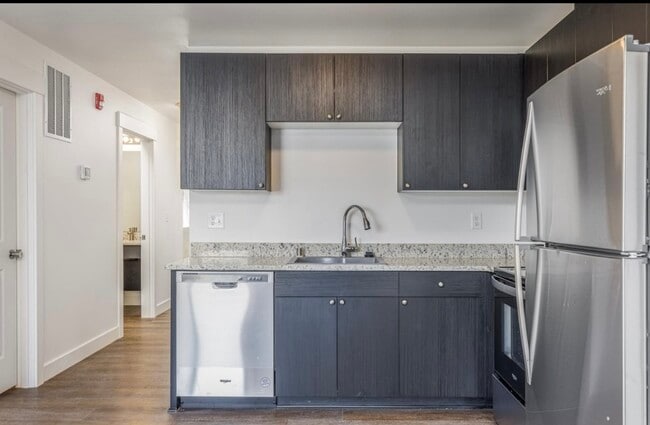 Building Photo - 485 S 38th Ave