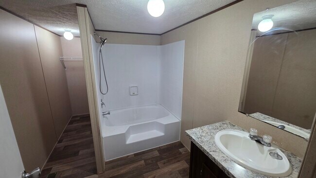 Foto del edificio - 253 Gibbs Rd
