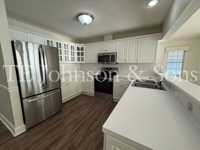 Foto del edificio - Spacious 3BR Home with Vaulted Ceilings, Gas Logs & Two Car Garage in Winston-Salem