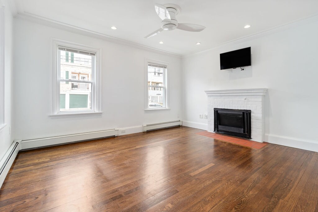 Primary Photo - 16 Houghton St