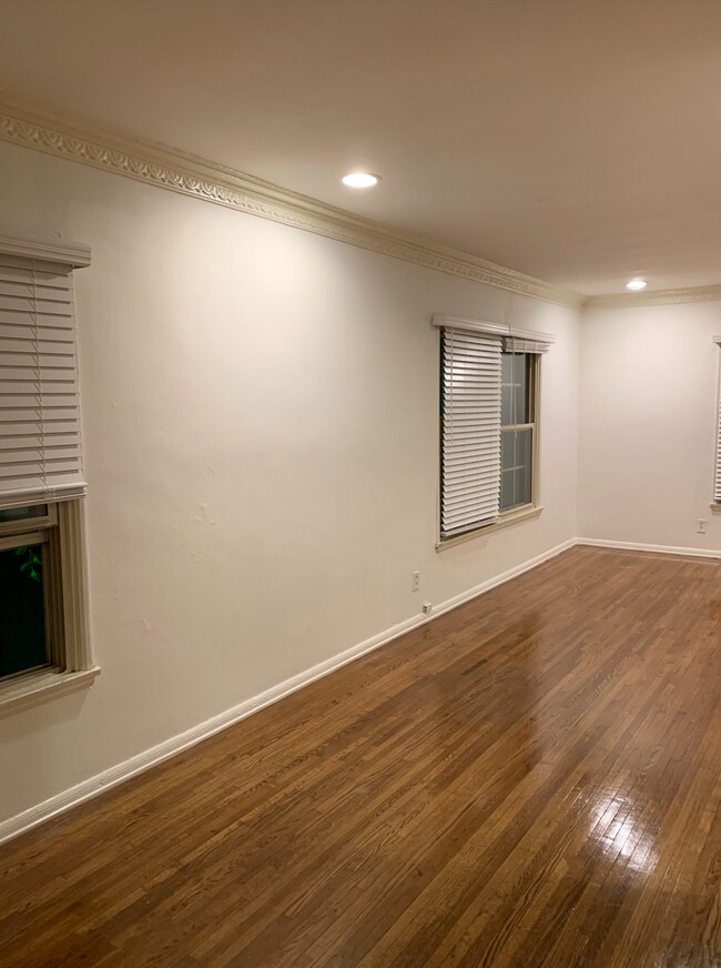 Sala de estar - 10227 1/2 S 8th Ave